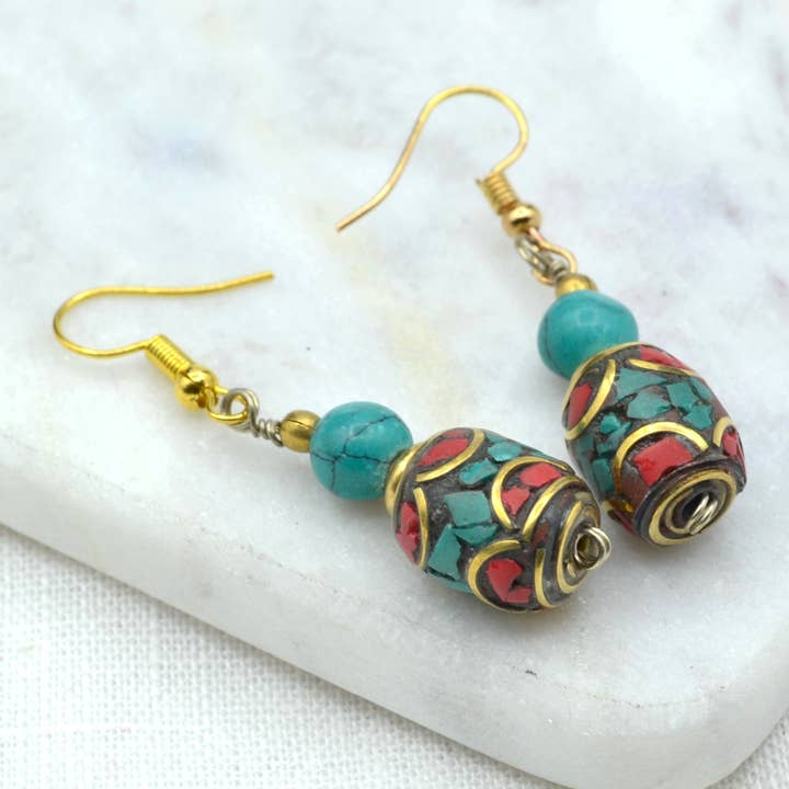 Boucles d'oreilles baril turquoise et corail avec perle turquoise pour la vente par Didi Bahini Fair Trade