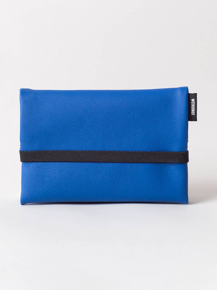 Pochette en cuir vegan bleu pour la vente par wetheknot