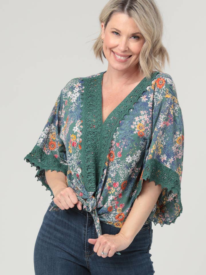 E2V45-A625 V-HALS BLONDEKANT BÆLTE I TALJEN KIMONOÆRMER TOP for engroshandel hos Nostalgia