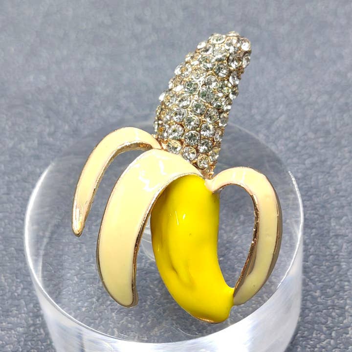 Spilla a forma di banana smaltata a mezza pelle intarsiata con strass per la vendita all'ingrosso da parte di Mio Queena