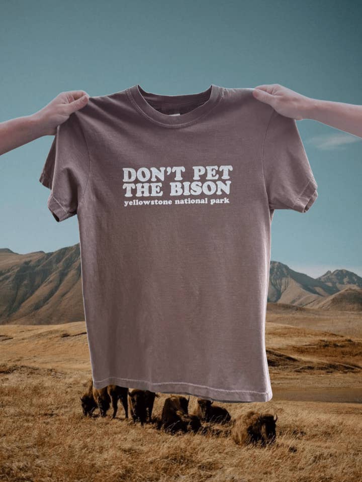 Ne caressez pas le bison T-shirt pour la vente par Intrigue Ink