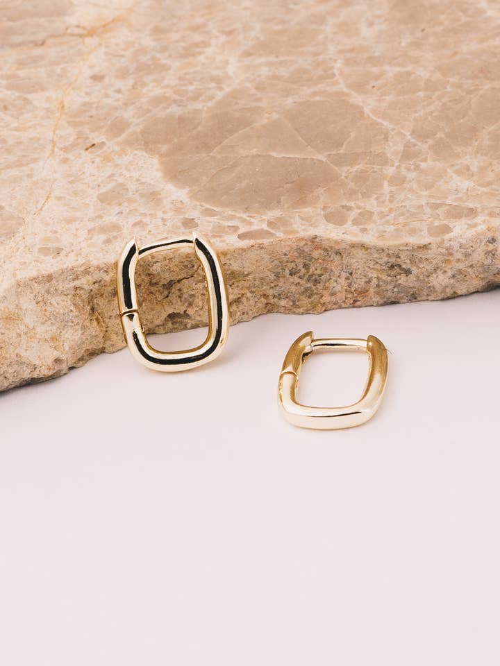 Créoles Huggie Petite Addie - Argent .925 pour la vente par Janna Conner