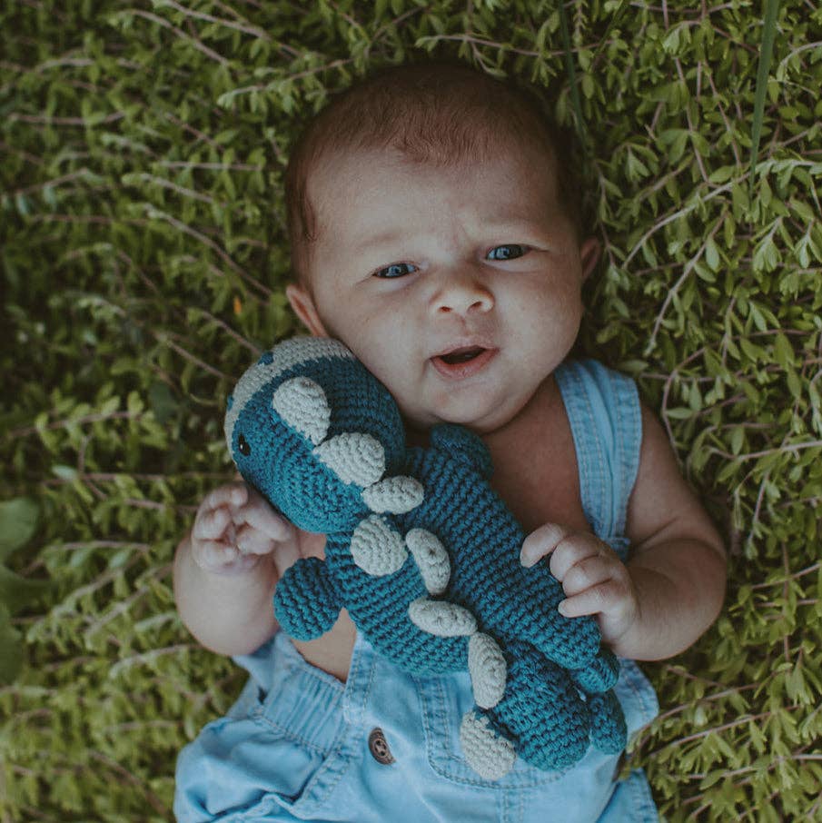 PebbleChild USA - Vente Couverture douillette – bébé - Dino Lovey – Jouet de Confort en Coton Bio Fait Main (3 Couleurs)1