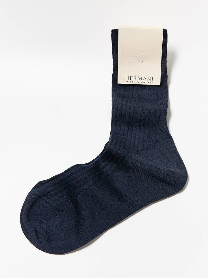 Chaussettes mi-mollet en laine mérinos bleu marine pour la vente par Hermani Heritage