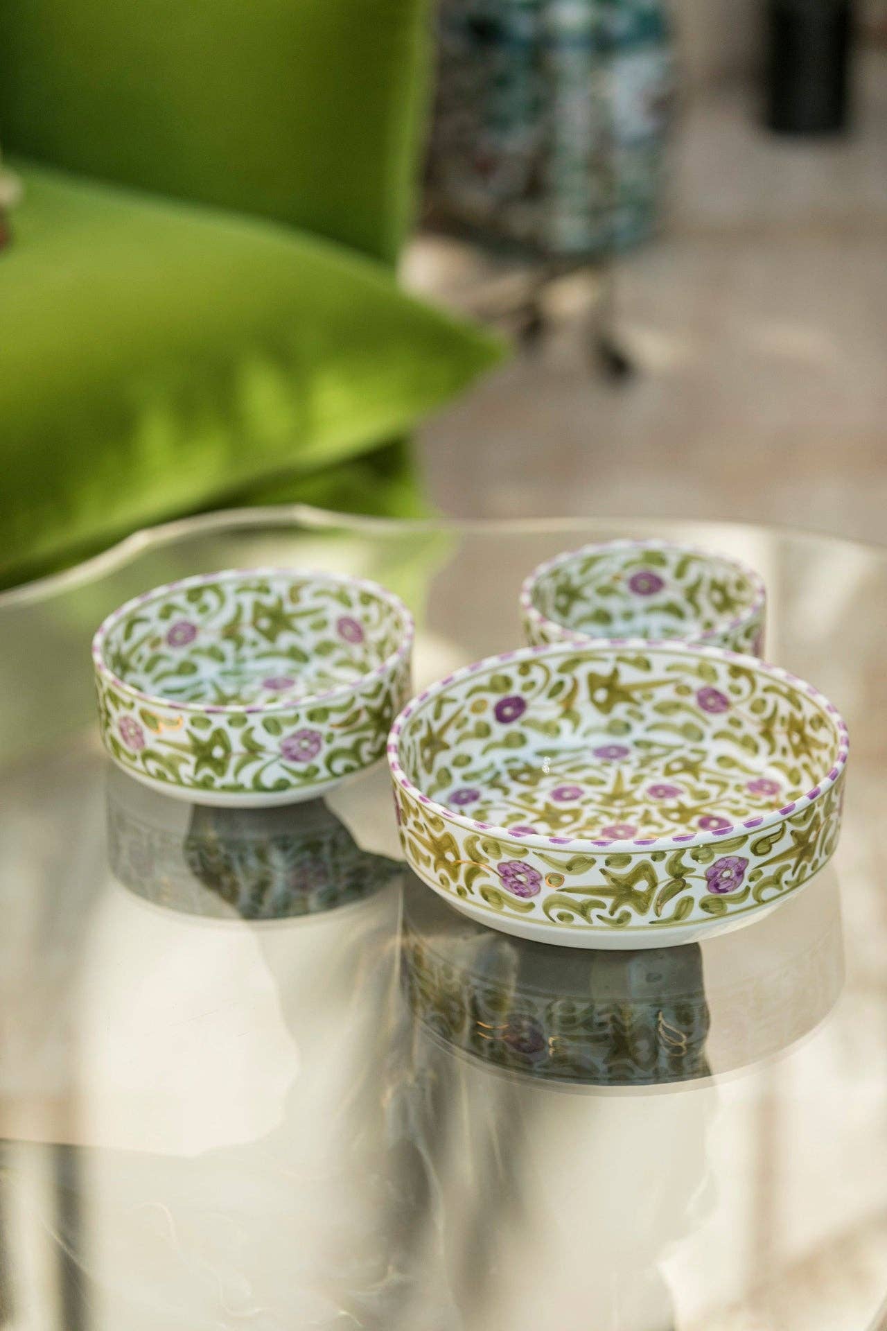 Maroccarpets Poufs and pillows wholesale +31648976894 - Wholesale Decorative Plate/Dish/Bowl - Imane plats de service droits fleurs iris gold2