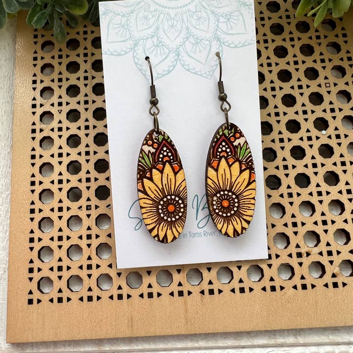 Seasideblooms - Vente Boucles d'oreilles pendantes - Boucles d’oreilles légères en bois peintes à la main avec mandala de tournesol3