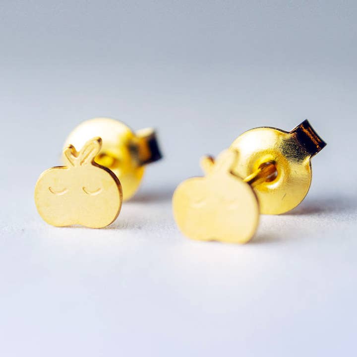 Guldpläterade örhängen i form av äpple för wholesale av Adorabili