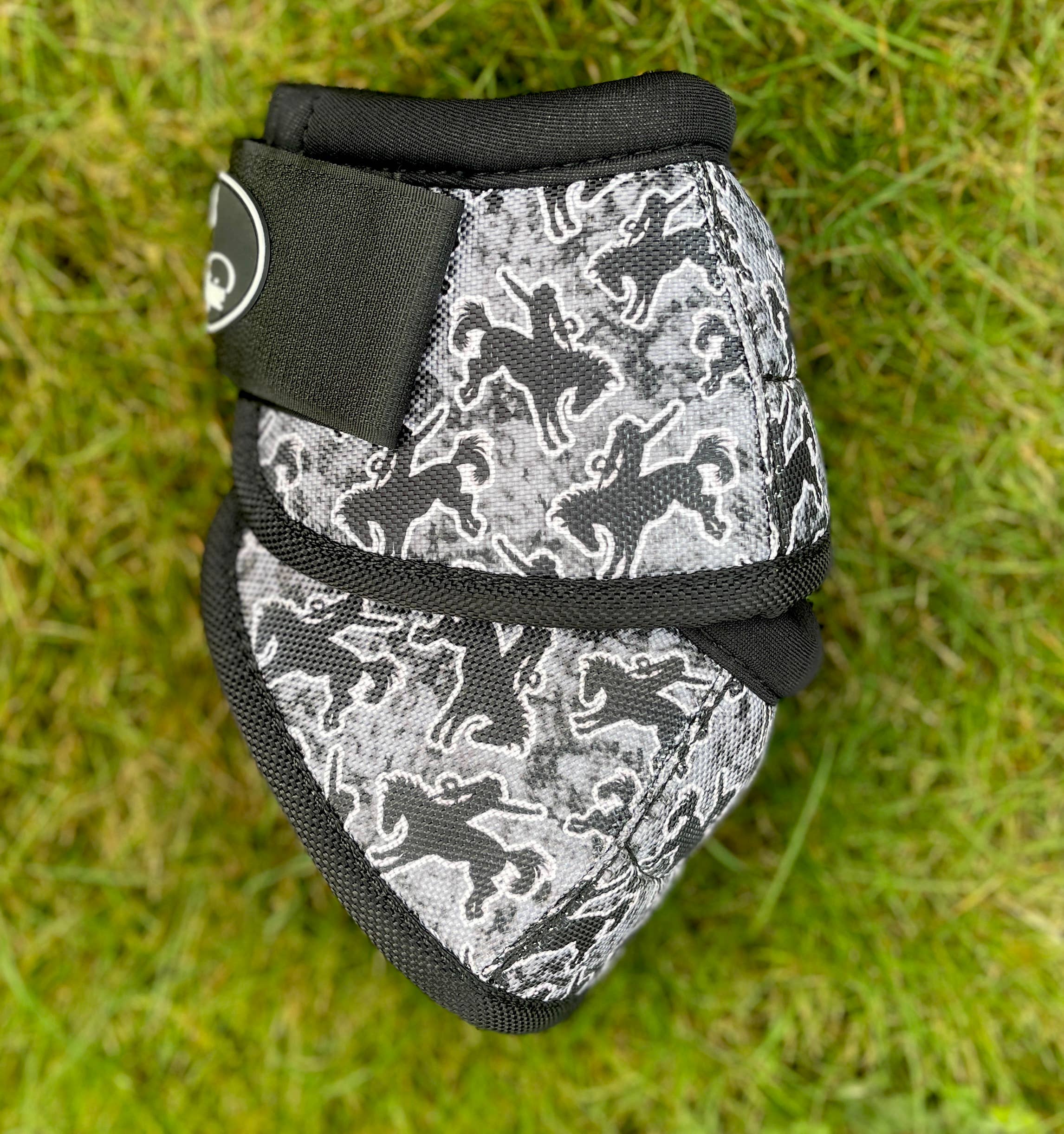 Schulz Equine – wholesale Ridutrustning – Schulz Equine bell boots med livfulla mönster29