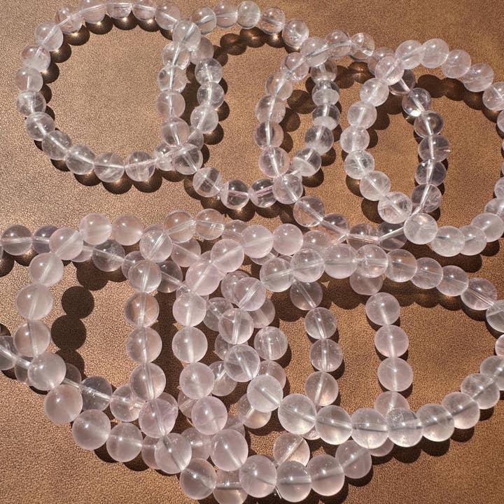 Moon Rituals – Großhandel Perlenarmband – Rosenquarz-Armband aus Mosambik — 8 mm Perlen mit 13 mm Kopfperle und 14 Karat vergoldeten Abstandsperlen3