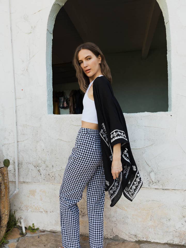 Leto Accessories – Großhandel Kimono – Damen – Schicker Blumenkimono mit Drapierung und eng anliegenden Armlöchern 🌼12