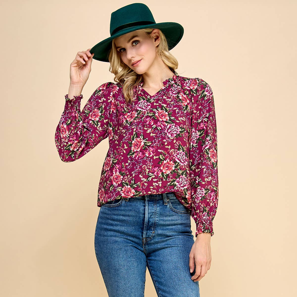 Bordeaux Top con stampa floreale arricciata con scollo a V e maniche a nido d'oca. in vendita all'ingrosso su Faire1