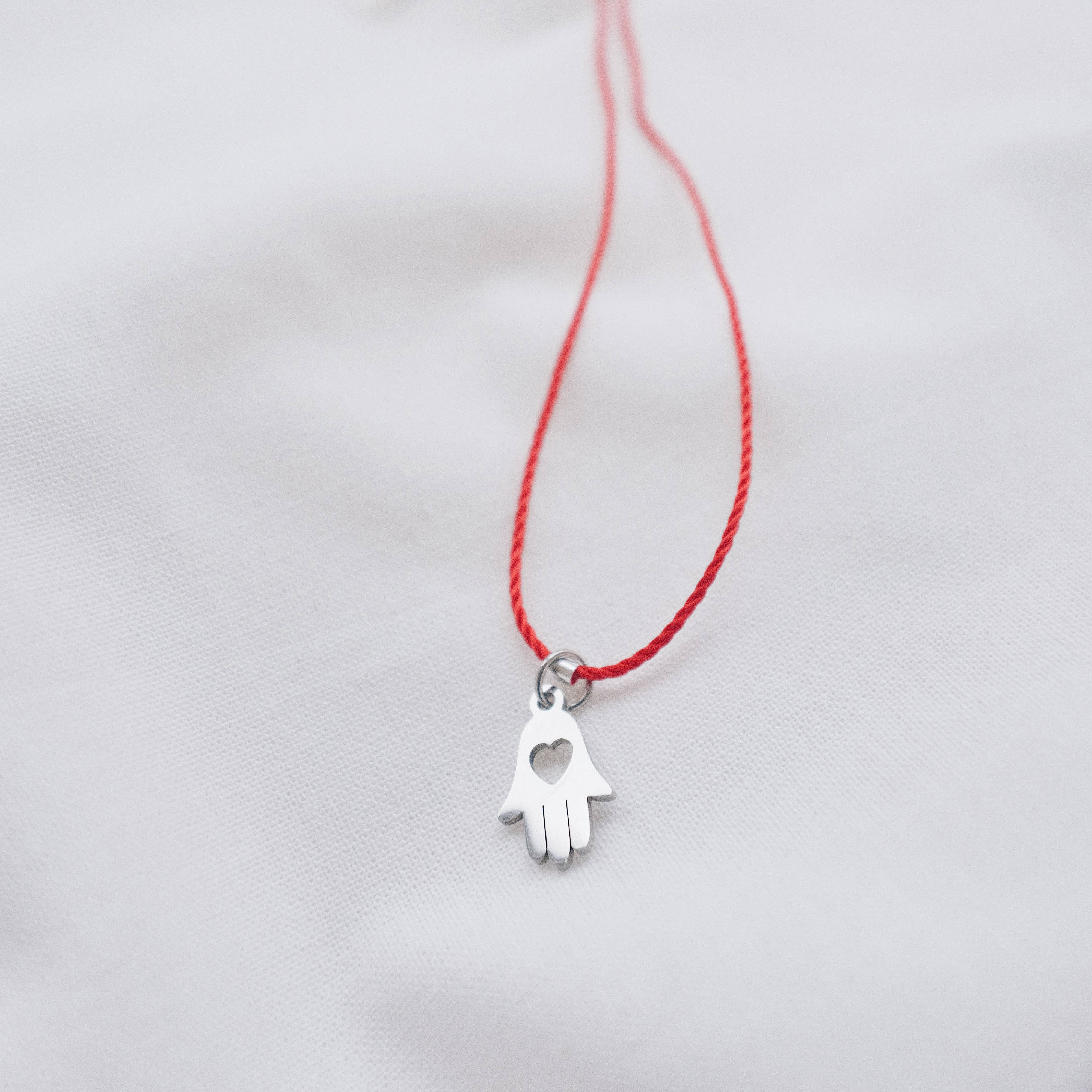 Colar de Mão de Hamsá Prateada com Fio Vermelho B2B para a sua loja Faire, image size:4000x4000