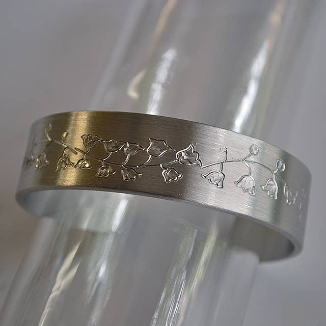 Manchette en étain en forme de fleur du mois de mai pour la vente par Nobska Craftsmen