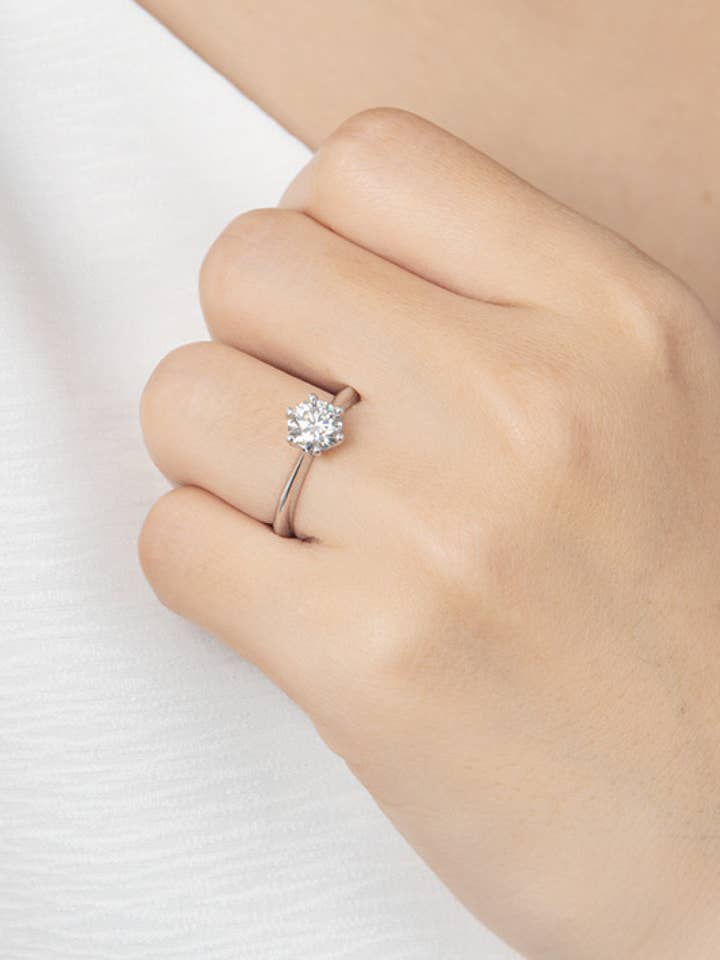 Anillo chapado en moissanita brillante de 1 quilate con corte redondo y platino para venta al por mayor de Sparkala