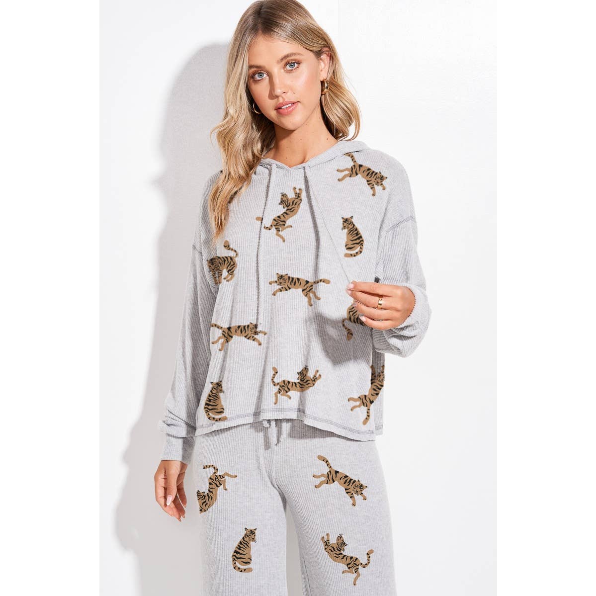 Phil Love – Großhandel Loungewear-Set – Damen – Phil Love Lounge-Set mit Kapuzenpullover und Allover-Tigerdruck5