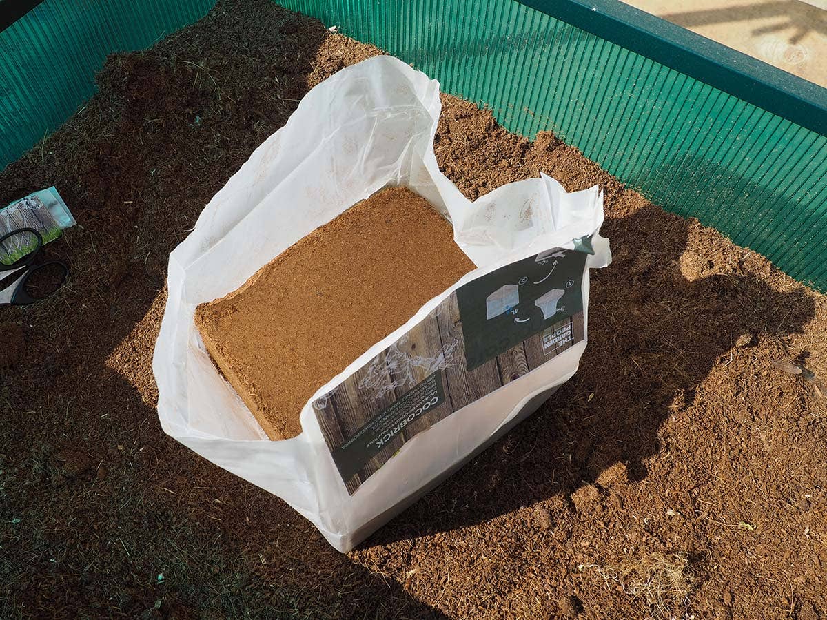 JARDIN Y NATURA OUTDOOR & GARDEN PRODUCTS SL - Wholesale Planting/Potting Soil - Expandable coconut brick - COCOBRICK1