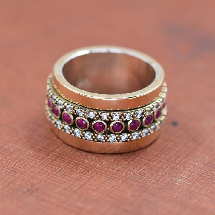 Bague double CZ avec pierre centrale colorée, incrustation en argent 925 sur la bande pour la vente par Tempest Designs