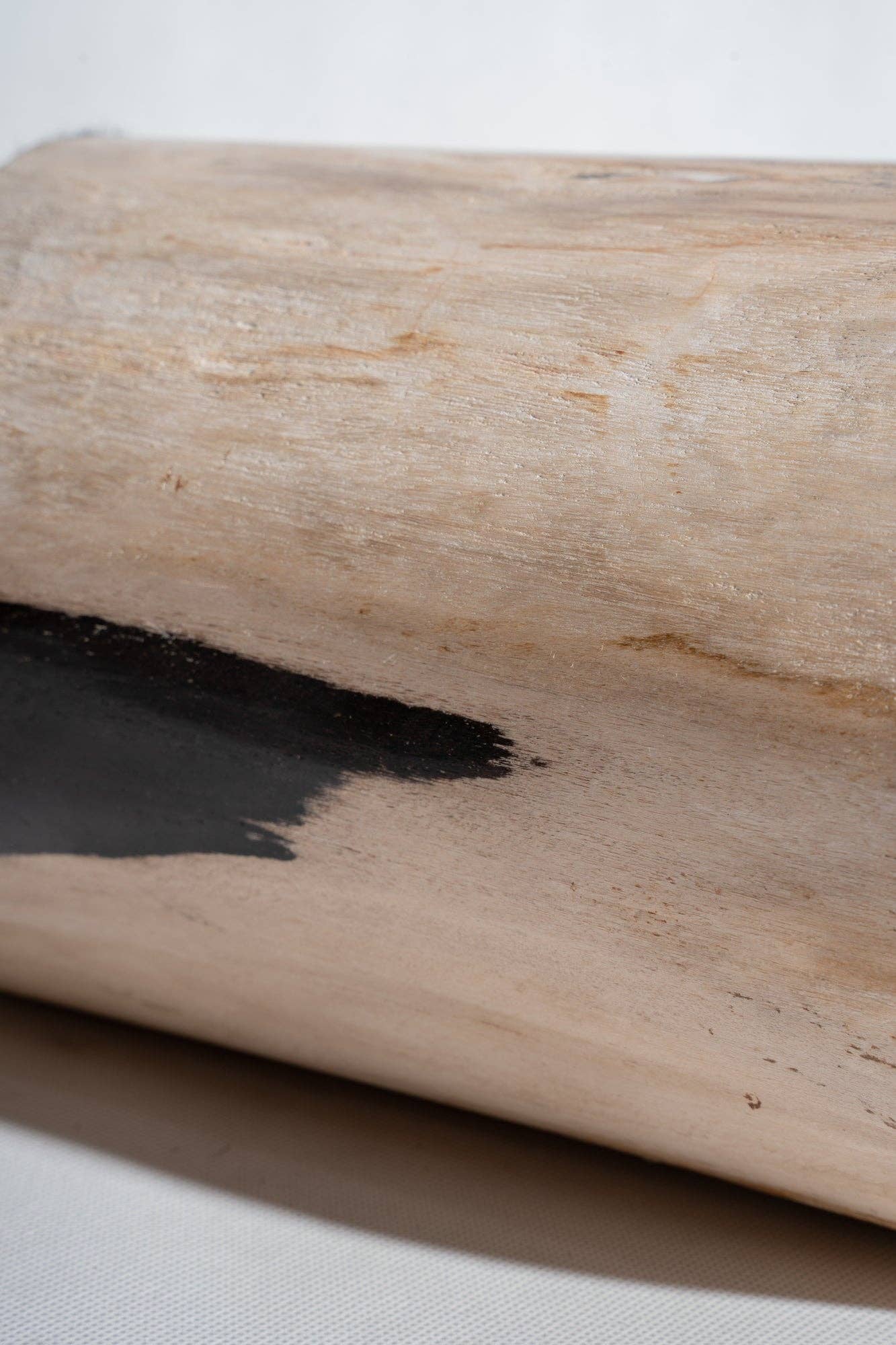 Office Objets - Wholesale Side Table - White petrified wood side table with black spots H:27.5 D:1882