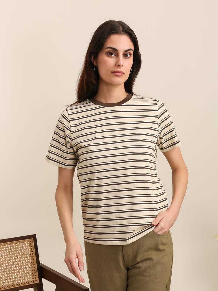 Gestreept T-shirt met korte mouwen en contrasterende ronde hals - 31981 voor wholesale door Daphnea