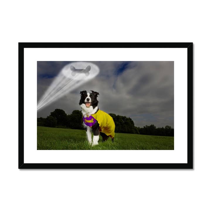 Super cachorro sendo sinalizado por holofotes Impressão emoldurada e montada por atacado de Sorbey