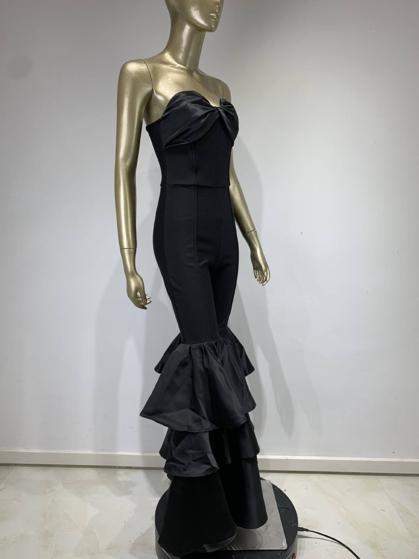 Svart JP003 Elegant Svart Ruffle-Trim Jumpsuit för wholesale på Faire5