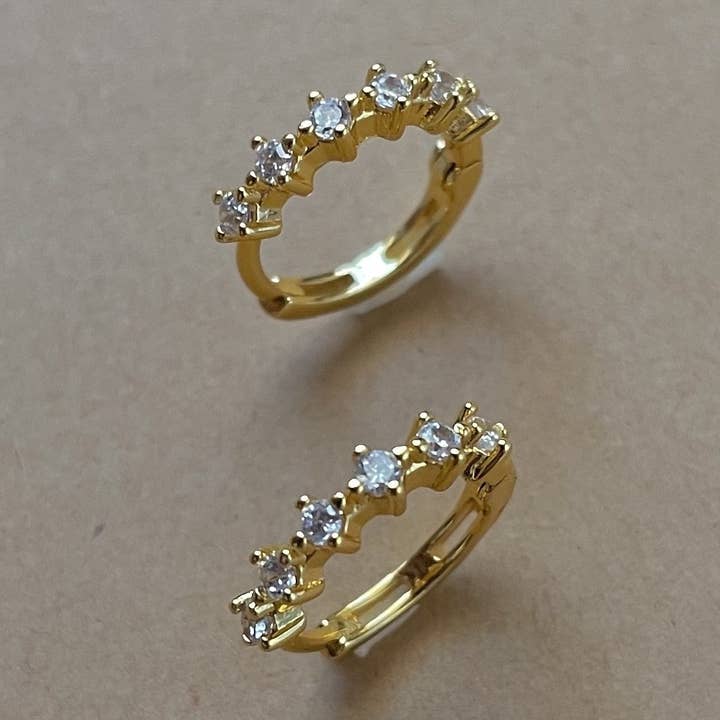 Kelly Huggie oorbellen - witte zirkonia voor wholesale door Namaste Jewelry