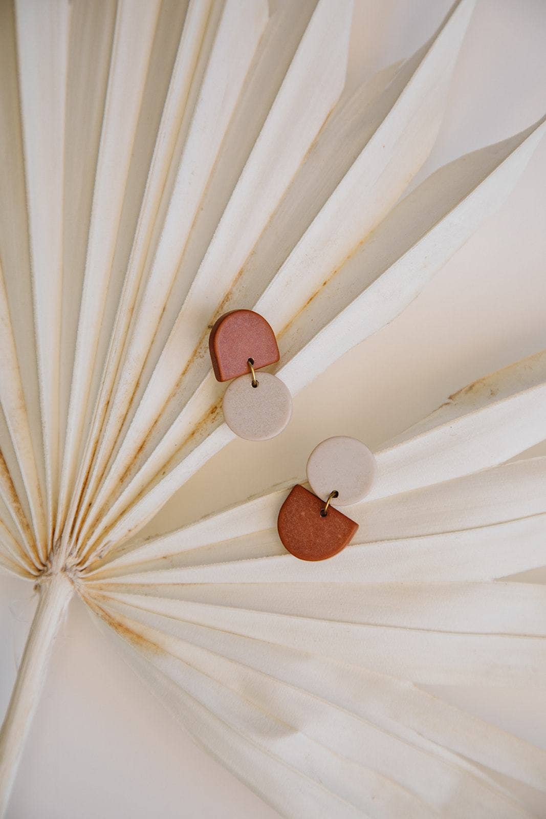 Rover & Kin - Vendita all'ingrosso Orecchini pendenti - Orecchini Backflip Clay9