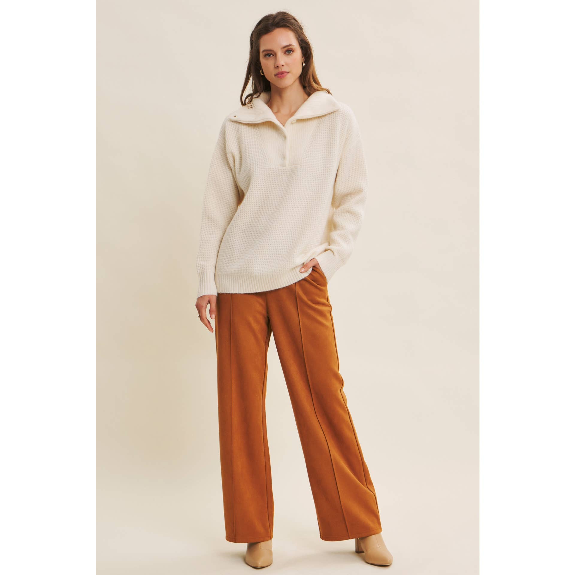 in february - Vente Pantalon – femme - PANTALON DROIT EN DAIM VÉGÉTALIEN AVEC PINCE4