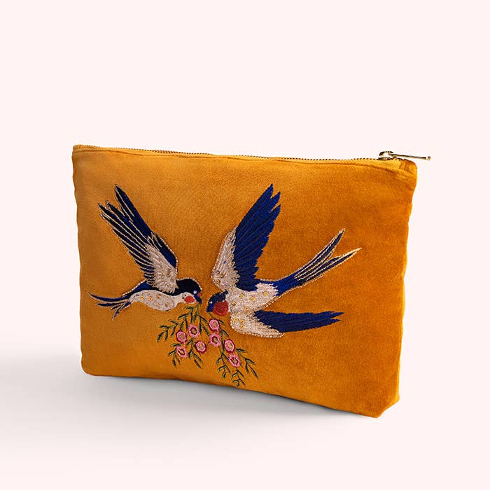 *Précommande AW26* Pochette à fermeture éclair Swallow pour la vente par Powder Design - Europe