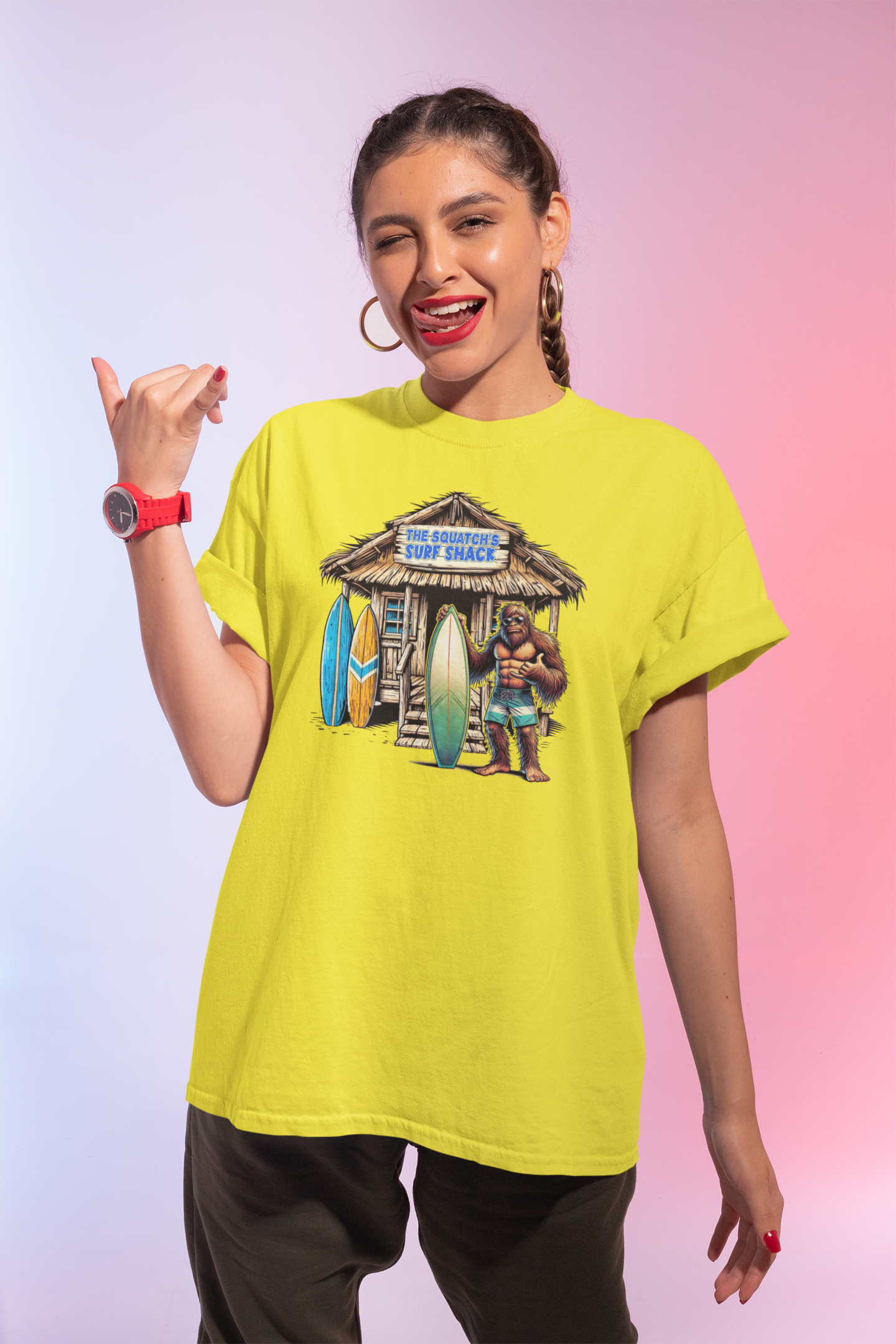 Squatchin’ Country – Großhandel T-Shirt (Grafikdruck) – Unisex – Bigfoot Surf Shack T-Shirt (blau oder gelb) anpassbar6