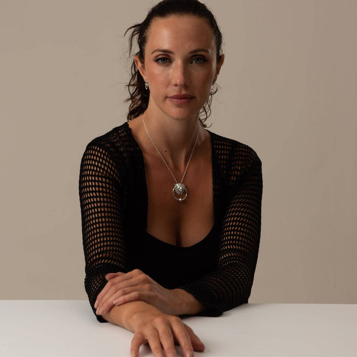 LICENSED TO CHARM – Engroshandel Halskæde med vedhæng – Labyrinten højre dør Knocker halskæde3