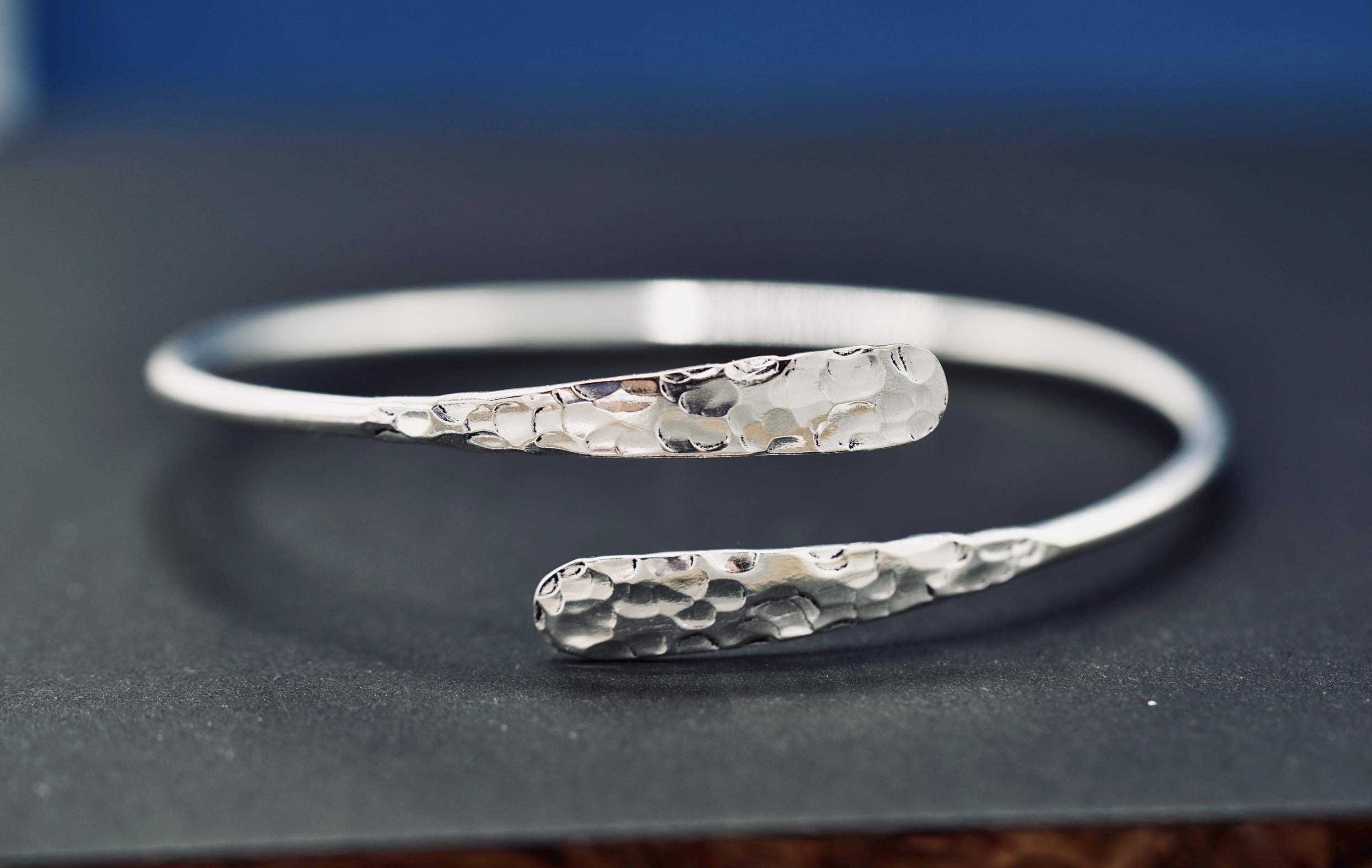 Kaali Boutique - Vendita all'ingrosso Bracciale a polsino - Bracciale in Argento Martellato, Bracciale Antiossidante7