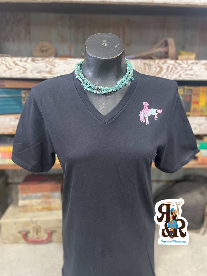 Großhandel Cowgirl Bronc V-Ausschnitt T-Shirt für den Großhandel von Ropes and Rhinestones