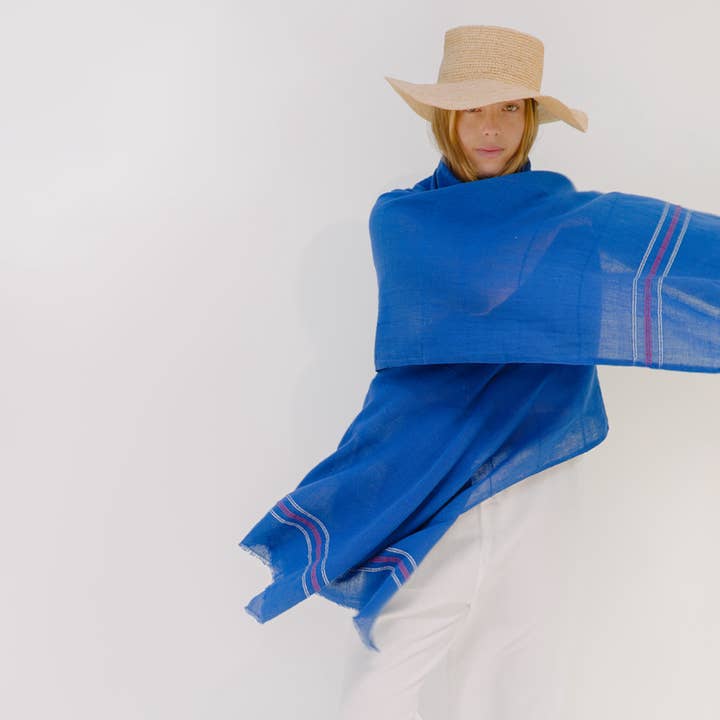 Shoo for Good – wholesale Halsduk - Dam – Insektsavvisande sjal — Kamelia i koboltblått2