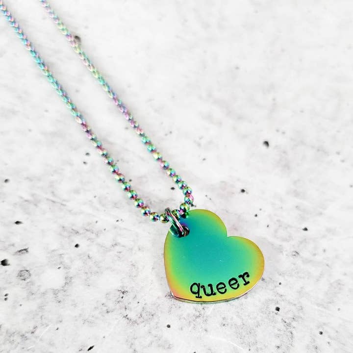 queer rostfritt stål regnbåge hjärta halsband för wholesale av Salt and Sparkle