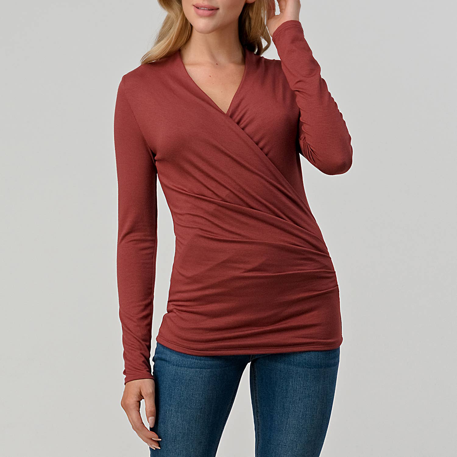 Heimious – Engroshandel Strikket top - Dame – Heimious fitted modal jersey bluse med slå-om, lange ærmer og plisserede detaljer7