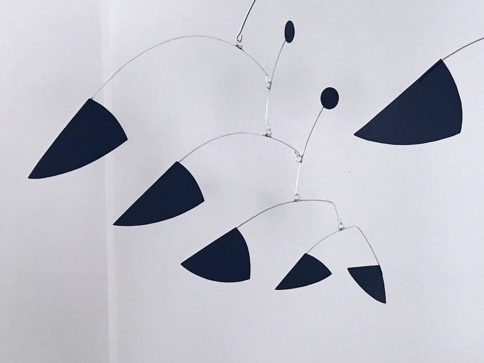 Kelly Design Mobiles - Venta al por mayor Móviles - Móvil colgante moderno con triángulos negros1