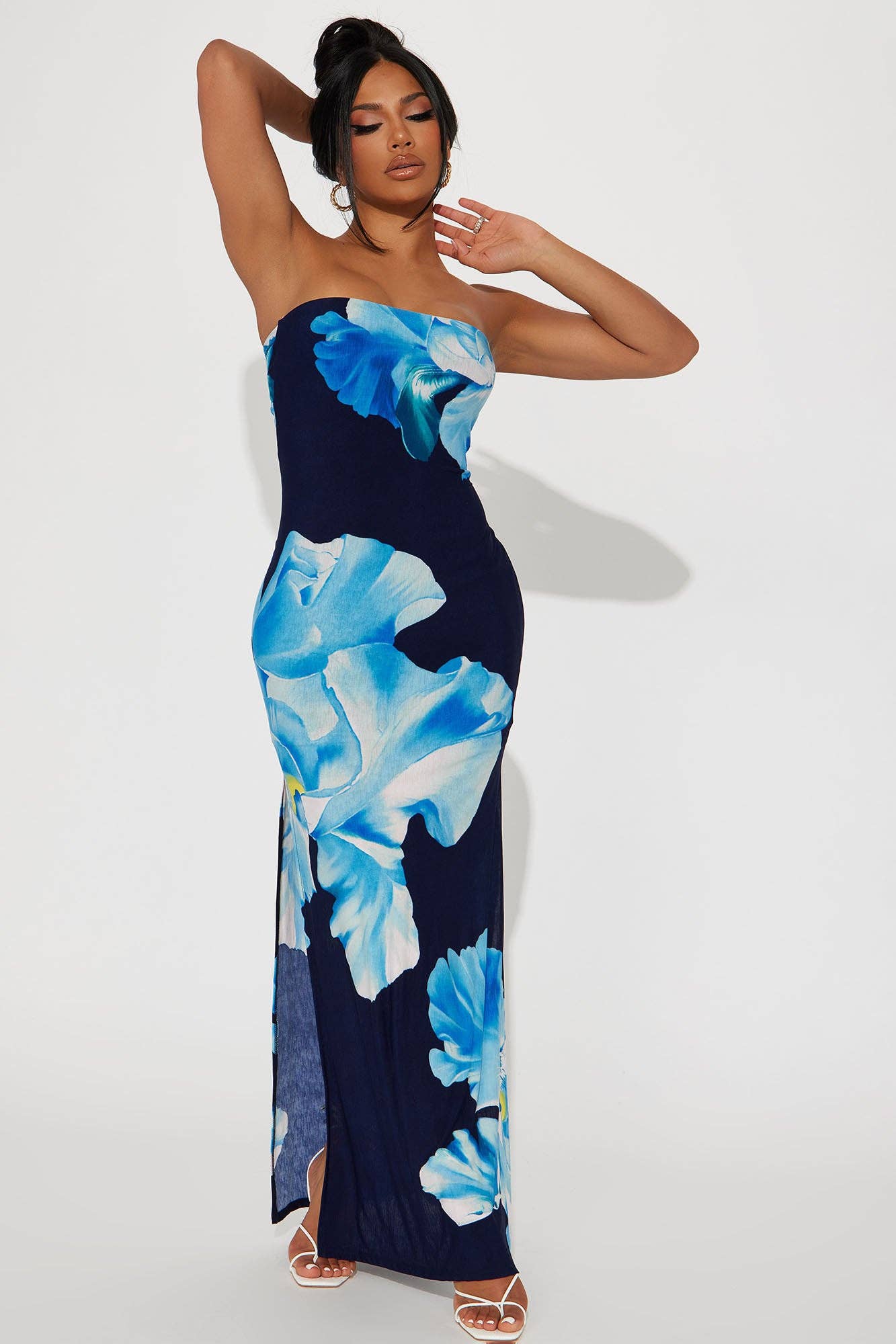 5besties inc – Großhandel Kleid – Damen – MAXIKLEID MIT GROSSEM BLUMENPRINT UND SEITENSCHLITZ3