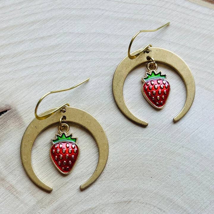 Pendientes Colgantes de Media Luna de Fresa Estilo Bruja Cottagecore para venta al por mayor de Same Sunset Design