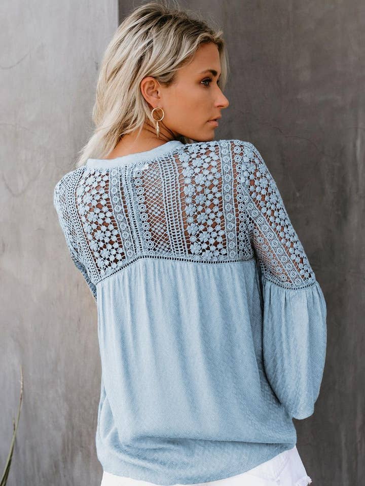 chemisier en crochet the du jour bleu ciel pour la vente par Queen Fashion