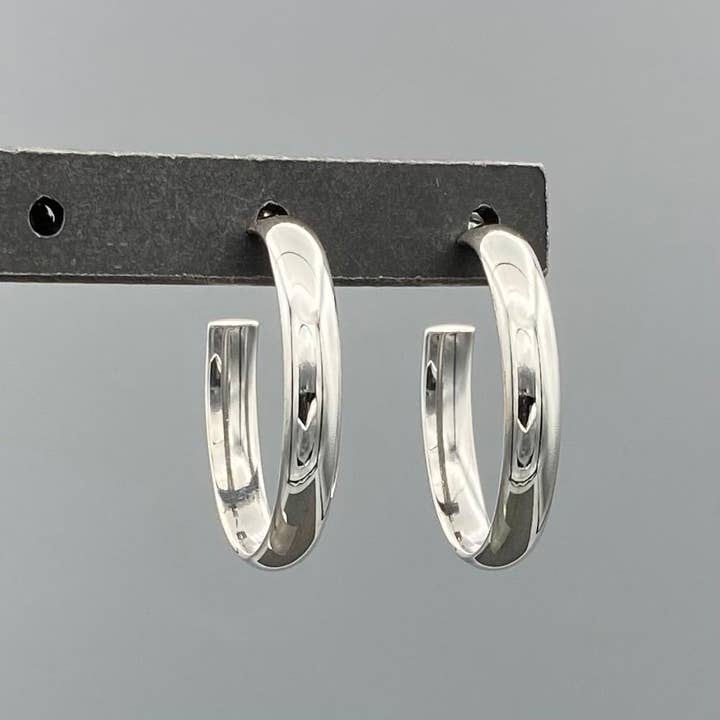 Stora ovala stolphängar i silver för wholesale av Something Silver