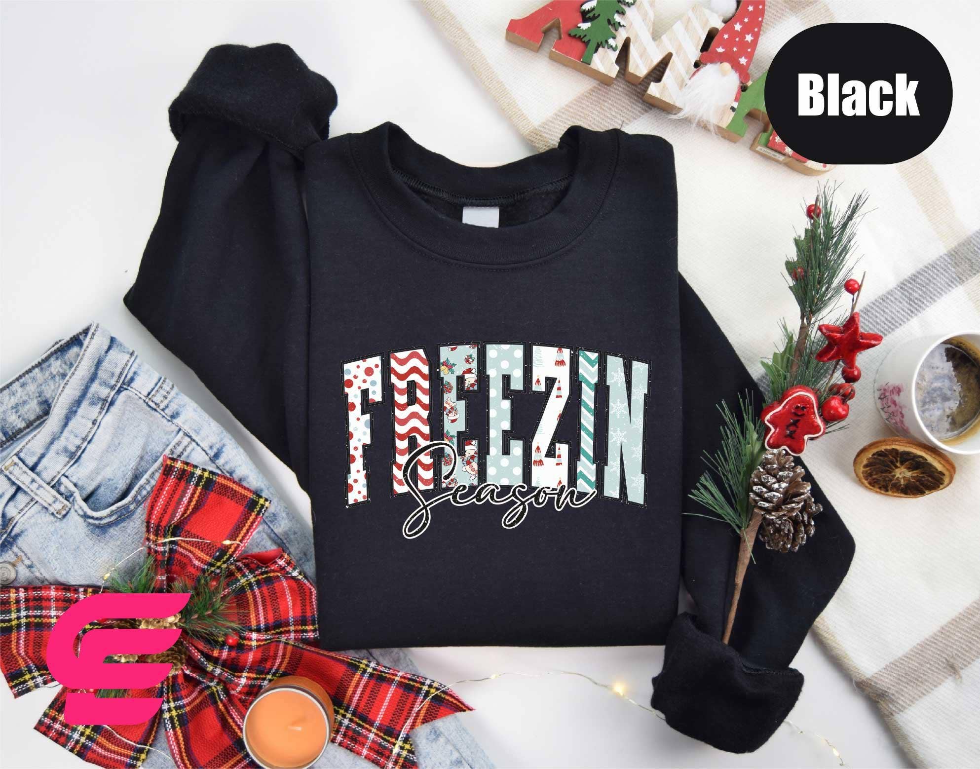 NVC Ecommerce LLC - Vente T-shirt à imprimés – femme - Chemise Freezin Season, Sweat-shirt d'hiver, Chemise Cozy Season1