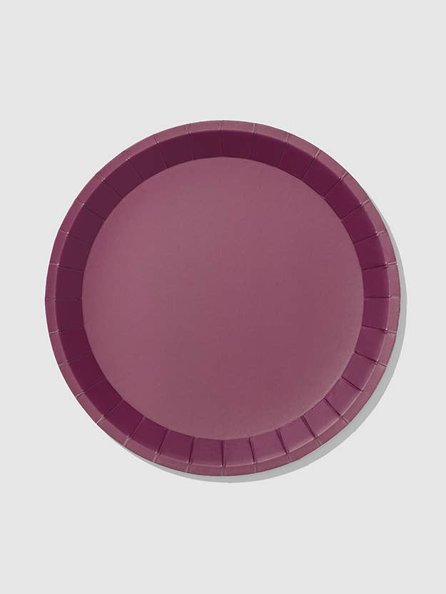Plommon Small Paper Party plattor (10 per förpackning) för wholesale av Coterie Party Supplies