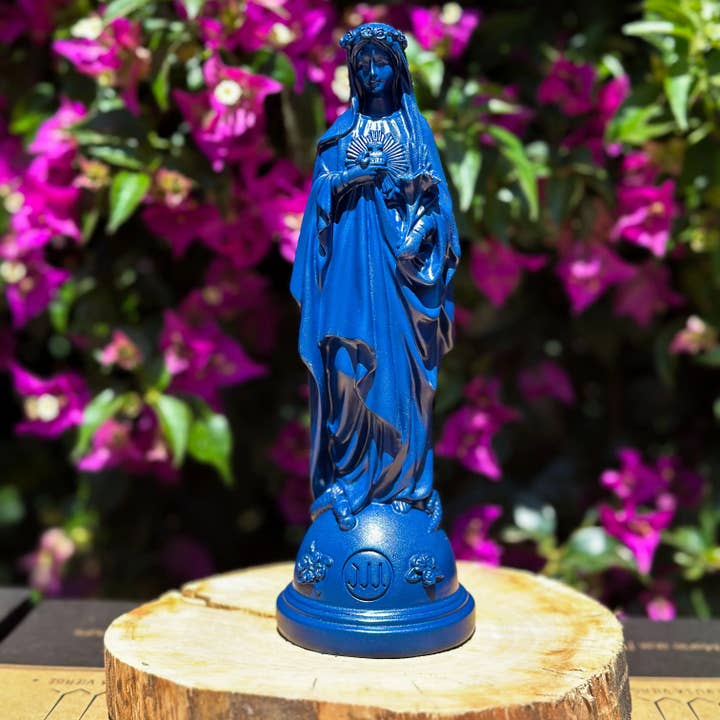 Statuetta Maria con fiori - Blu Marino per la vendita all'ingrosso da parte di J'ai vu la Vierge