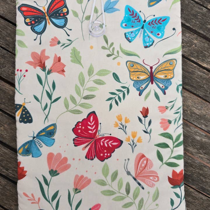 Polstret bogomslag med farverige sommerfugle på rå baggrund for engroshandel hos laubelgo