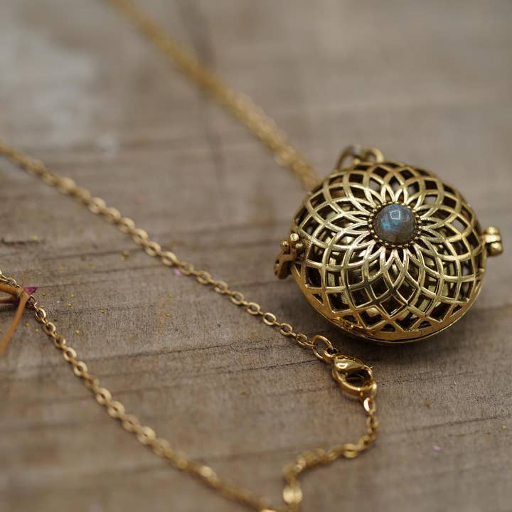 Kaali Boutique - Wholesale Pendant/Charm Necklace - Labradorite Bola Necklace for Pregnant Woman, Baby Shower Gift11