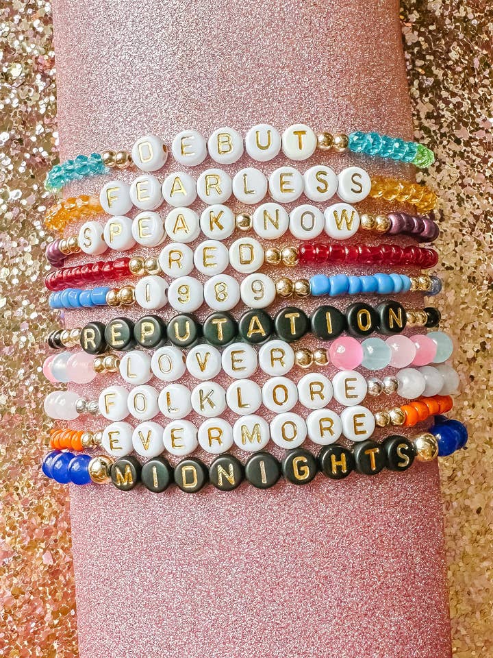 Ensemble de 10 bracelets en perles Taylor Swift, titre de l'album Swiftie pour la vente par Korr Sticker Co
