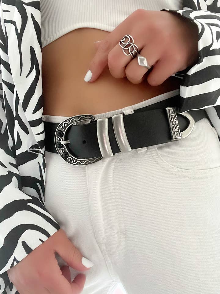 Schwarzer Ledergürtel mit Boho-Schnalle für Damen aus echtem Leder für den Großhandel von Christina Christi