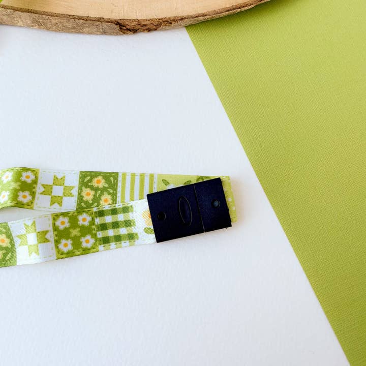 Laurel Mae Art – wholesale Lanyard – Women’s – Green Daisy Blanket - Lanyard6