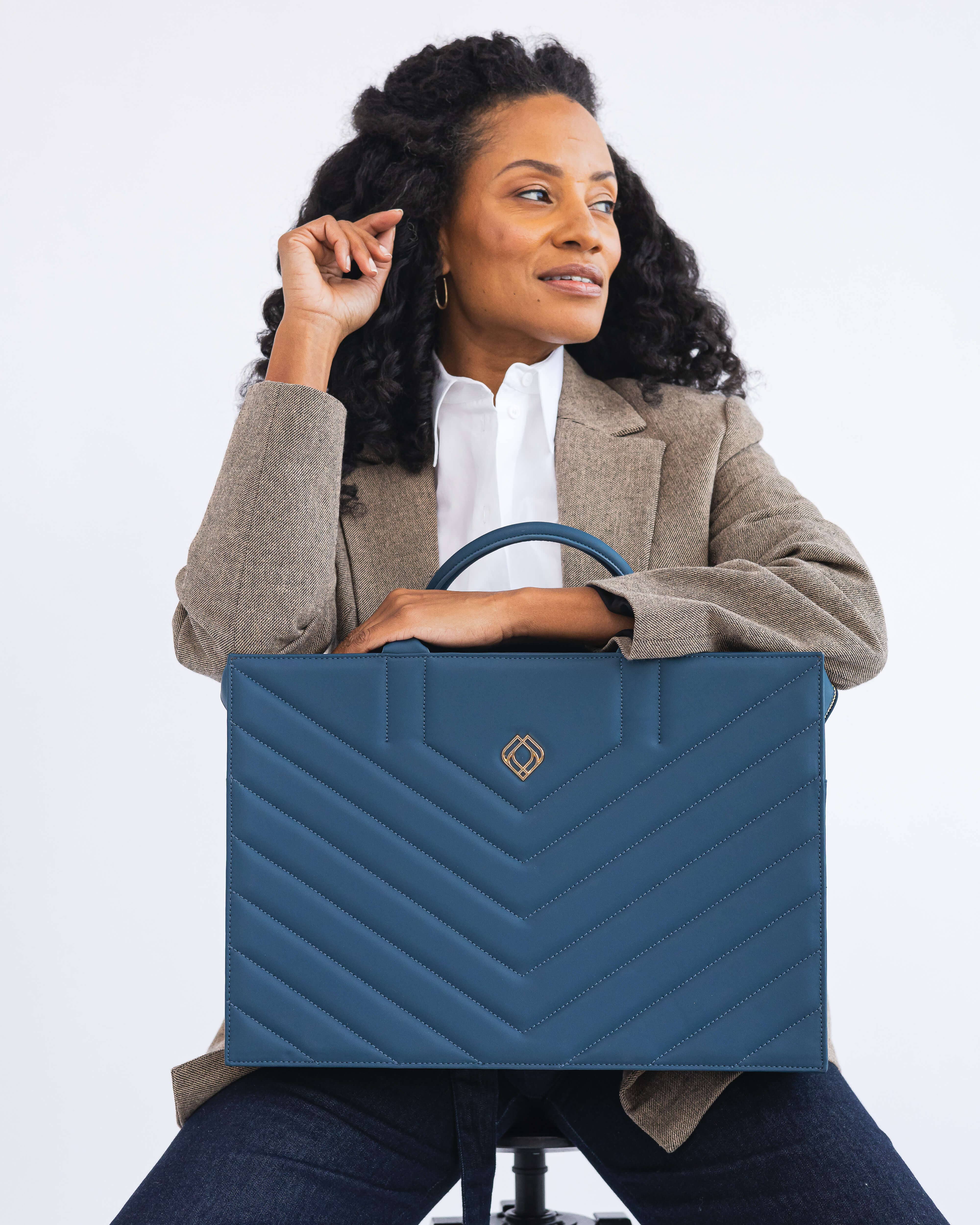 Trashious – Großhandel Schultertasche – Damen – Trashious Business-Tasche und Laptoptasche aus Apfelleder in Blau2